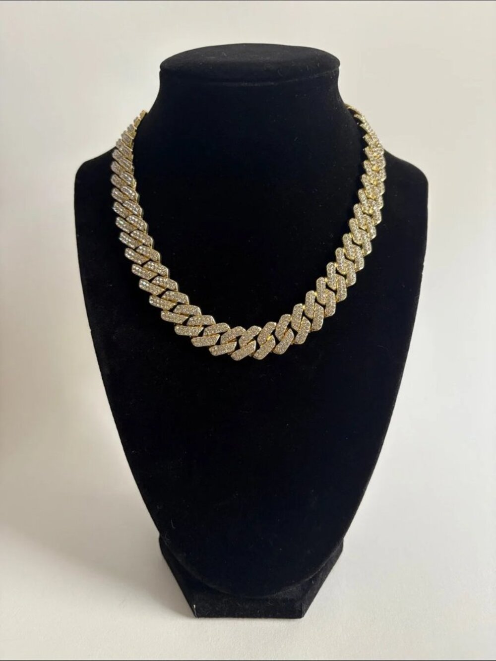 GOLD CUBAN NECKLACE ON DISPLAY - Picture 1 of 1